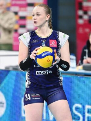 Dagmara Dabrowska play volleyball