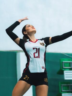 Gabriela Pena Cabrera serve