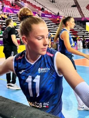 Isabelle Haak volley