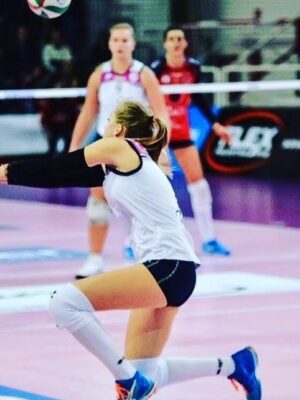 Lara Caravello volley girl